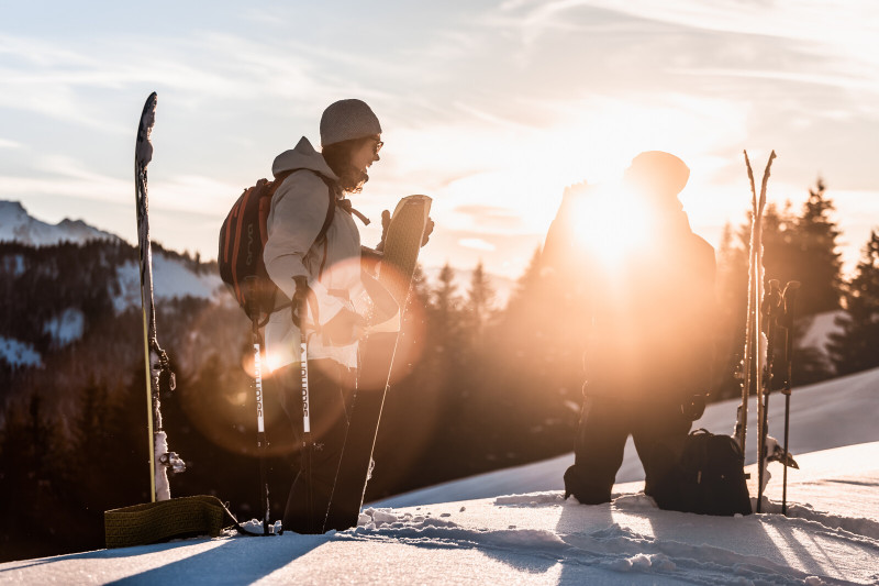 Ski de randonnée au coucher de soleil