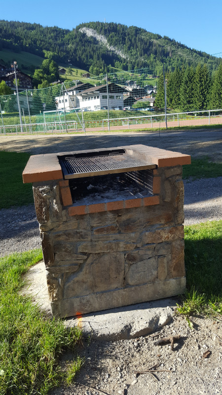 Aire de barbecue au village