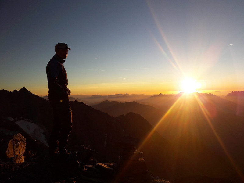 Randonnée coucher de soleil montagne
