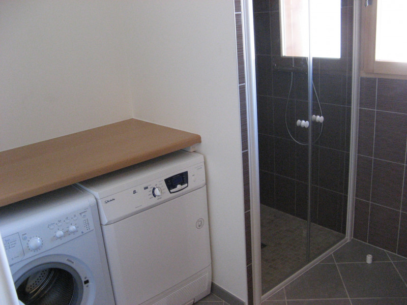 Salle de bain avce douche et machine à laver/Bathroom with a shower and a washing machine-Perrissin Thierry-Le Grand-Bornand