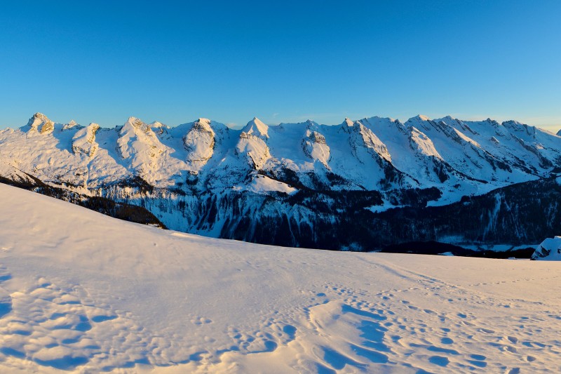 Chaîne des Aravis en hiver depuis le mont Lachat de Châtillon