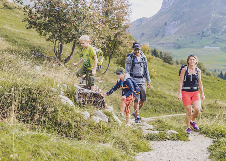 randonnée en famille au Grand-Bornand - © Alpcat Médias