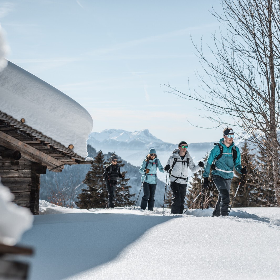 Raquettes à neige et chalets au Grand-Bornand - © C.Hudry