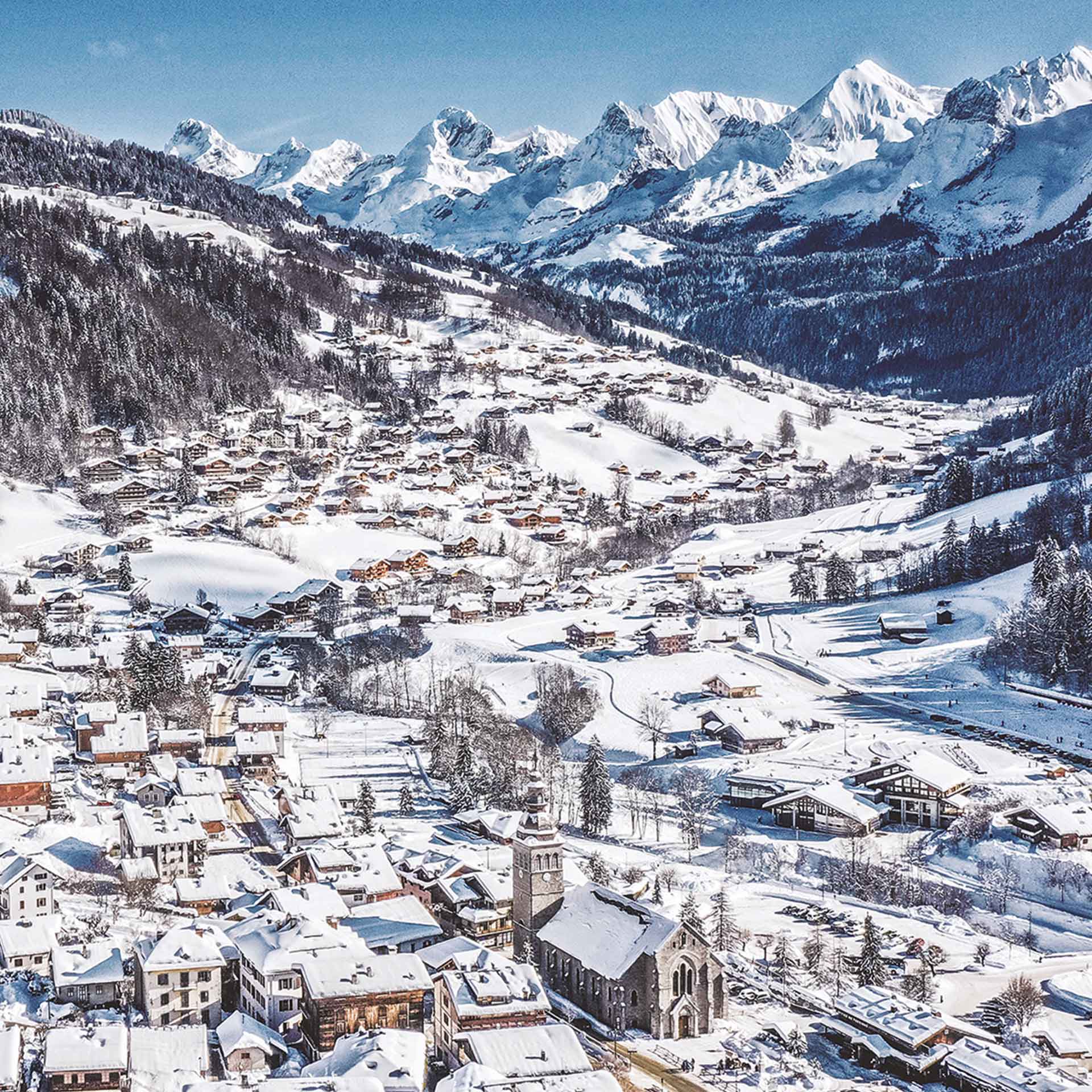 vuevillage-m-giacometti-legrandbornand-montagne-hiver-aravis-eglise-chalets-drone - © M. Giacometti